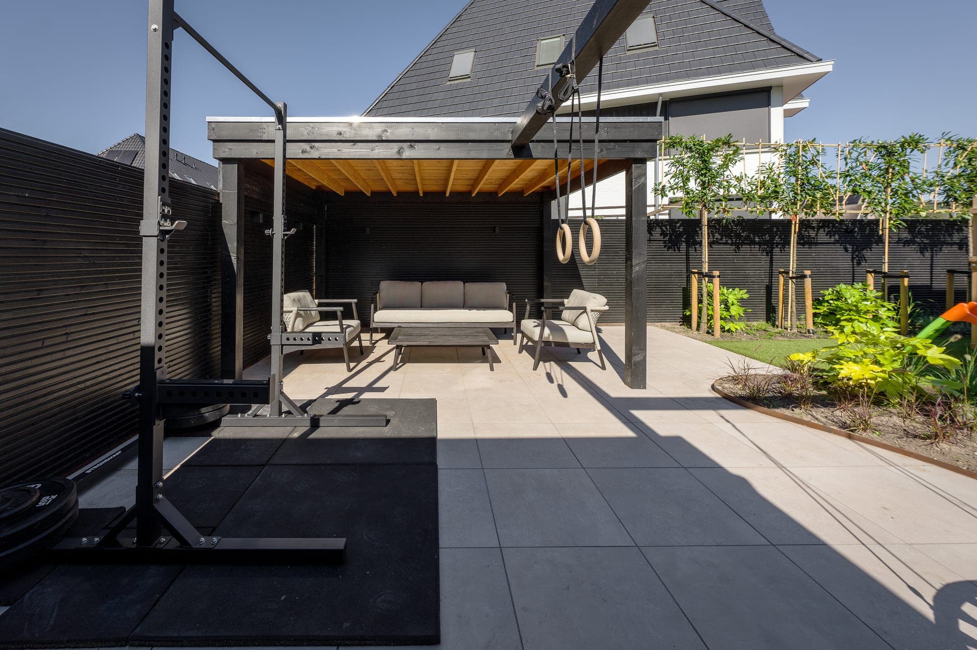 Terras met loungeset onder de overkapping