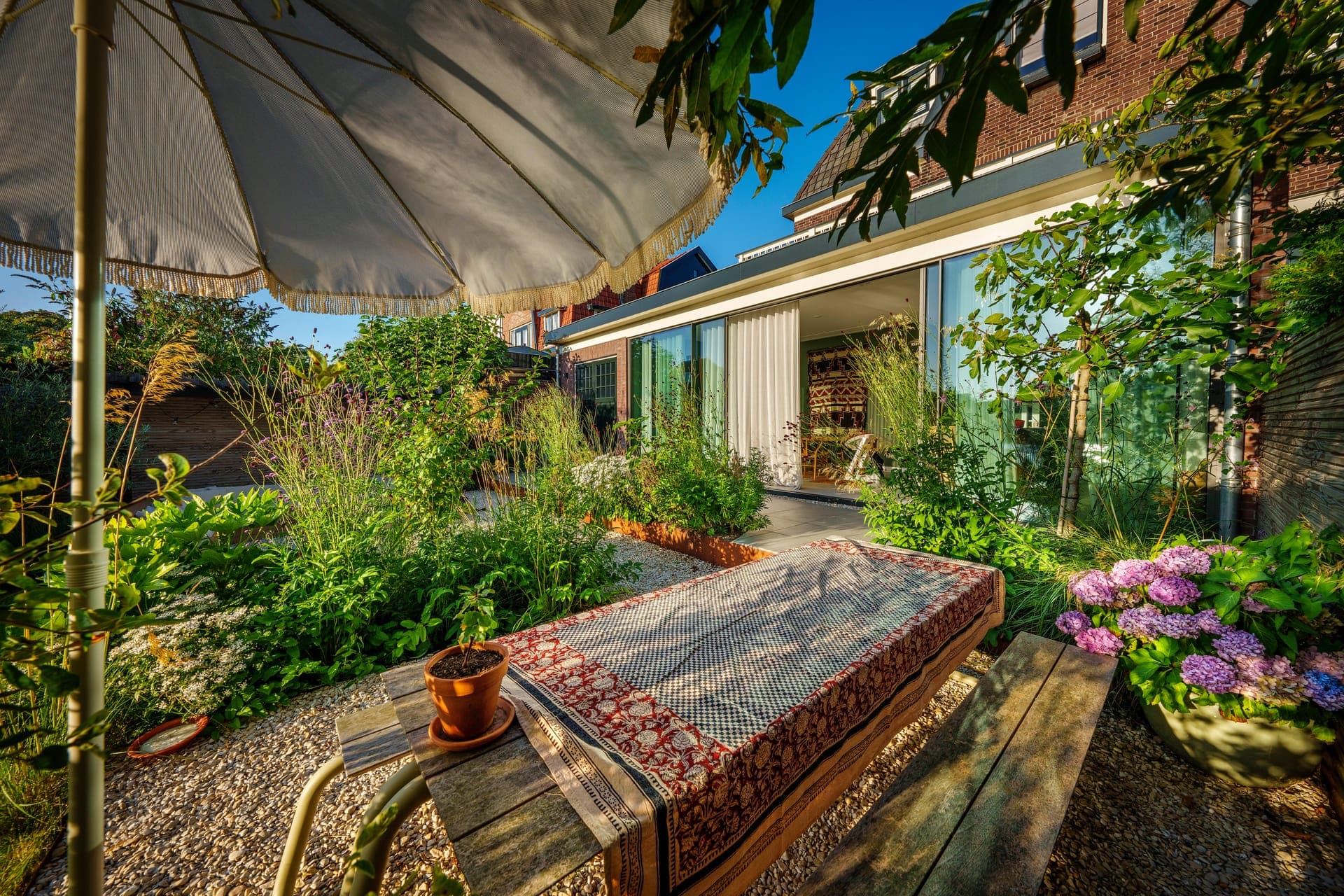 Tuinhoekje met vintage parasol en hortensia