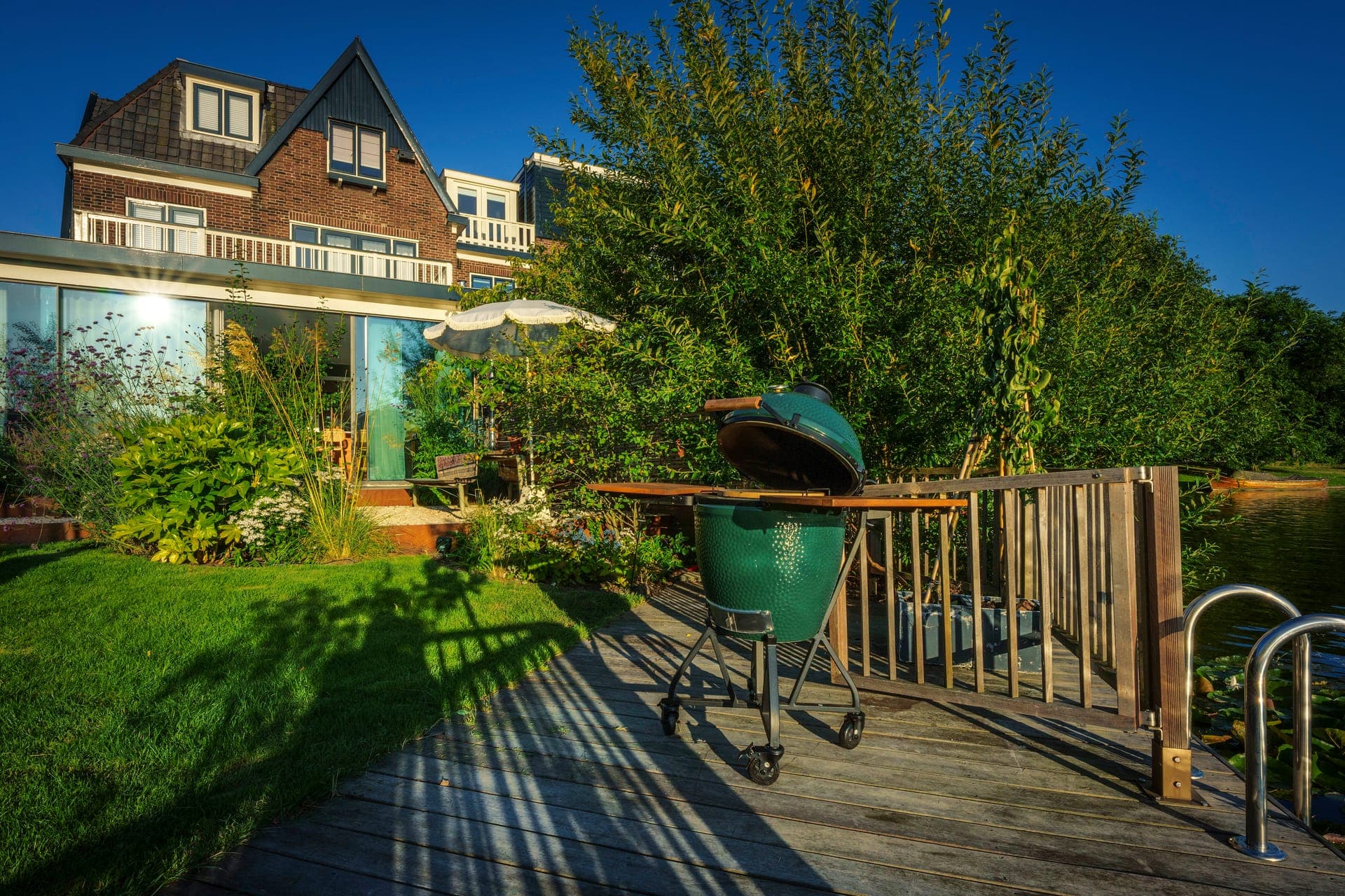 Steiger aan het water met buitenkeuken en uitzicht op de woning