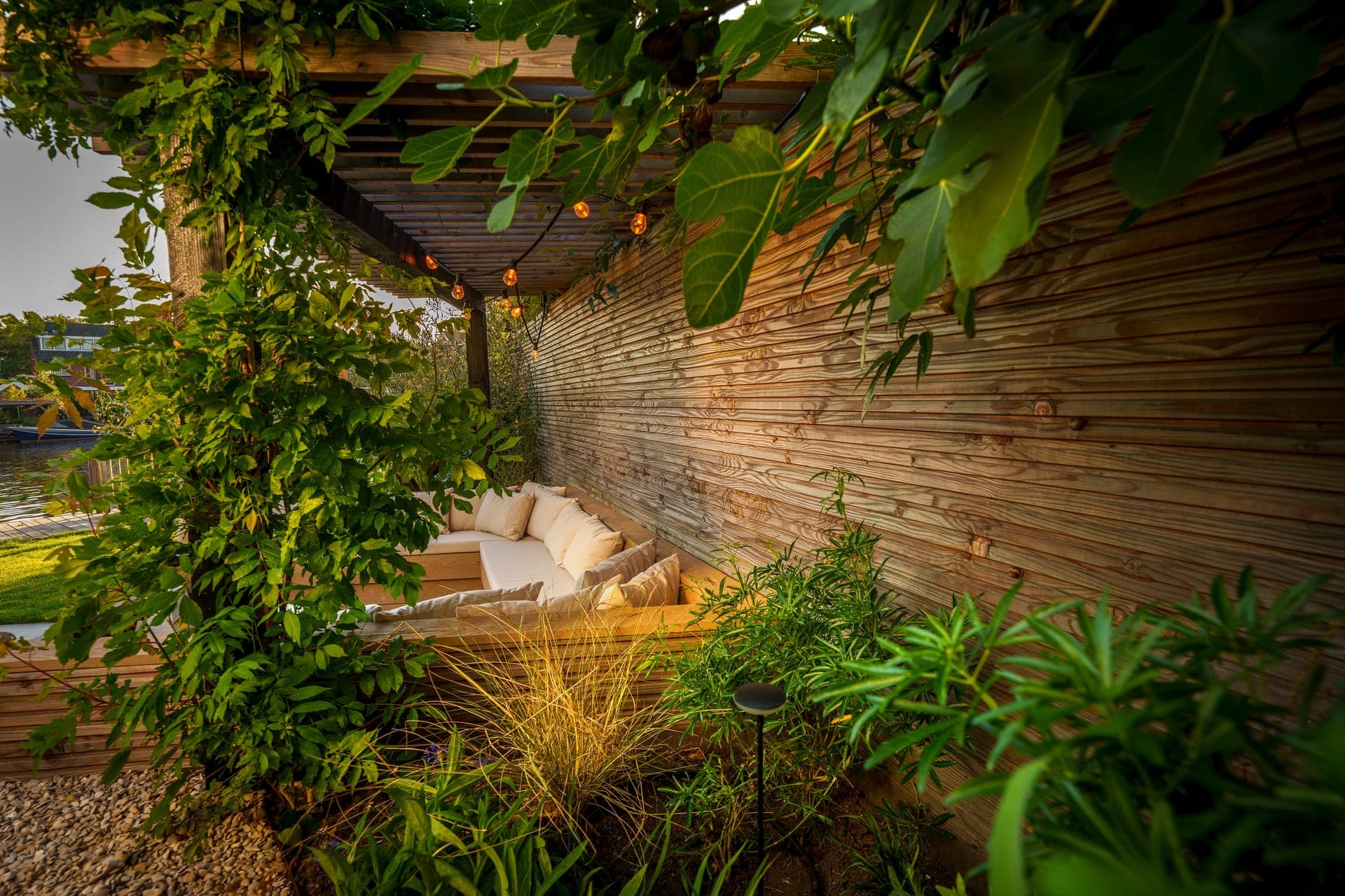 Intieme pergola-lounge met feestverlichting