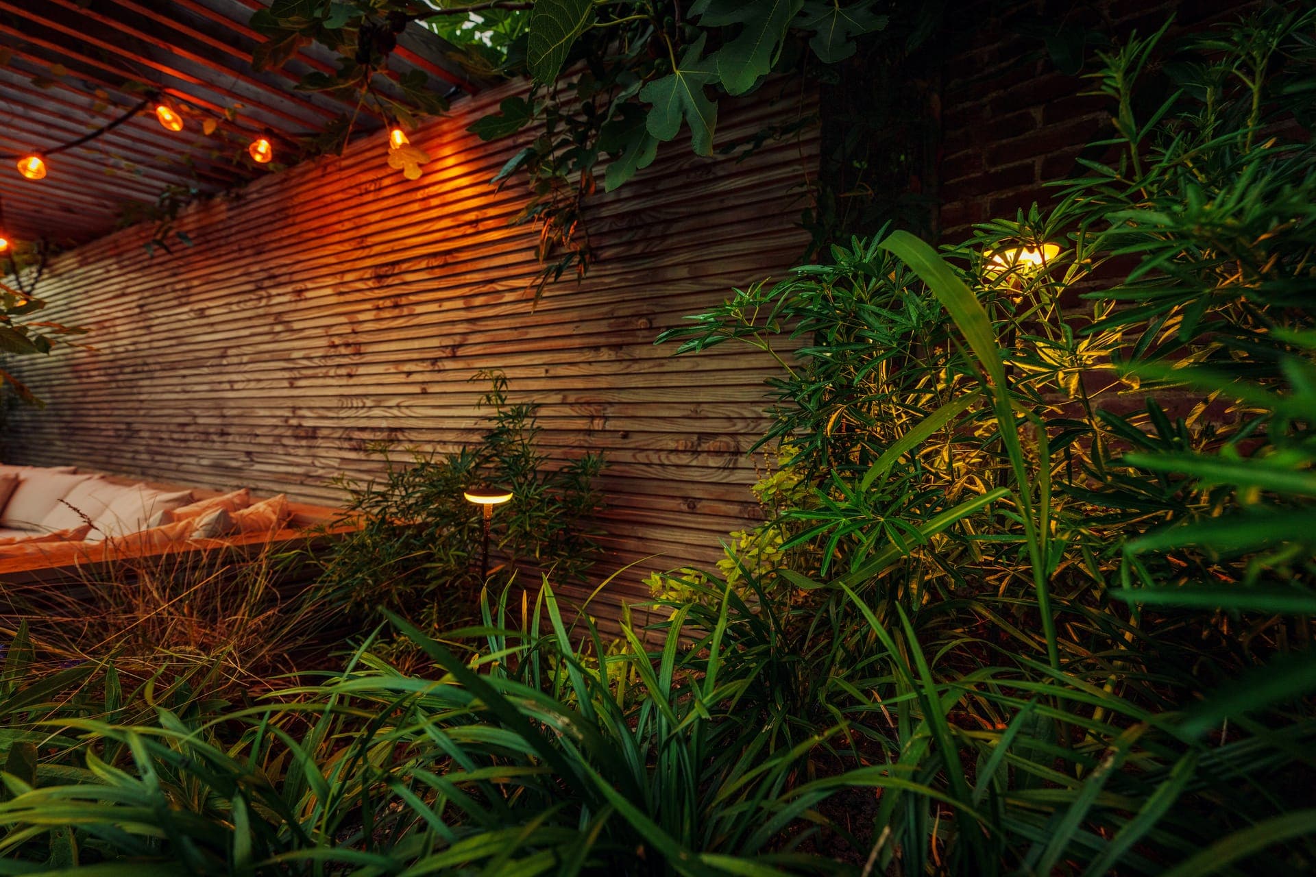 Sfeerbeeld pergola bij avond met padverlichting