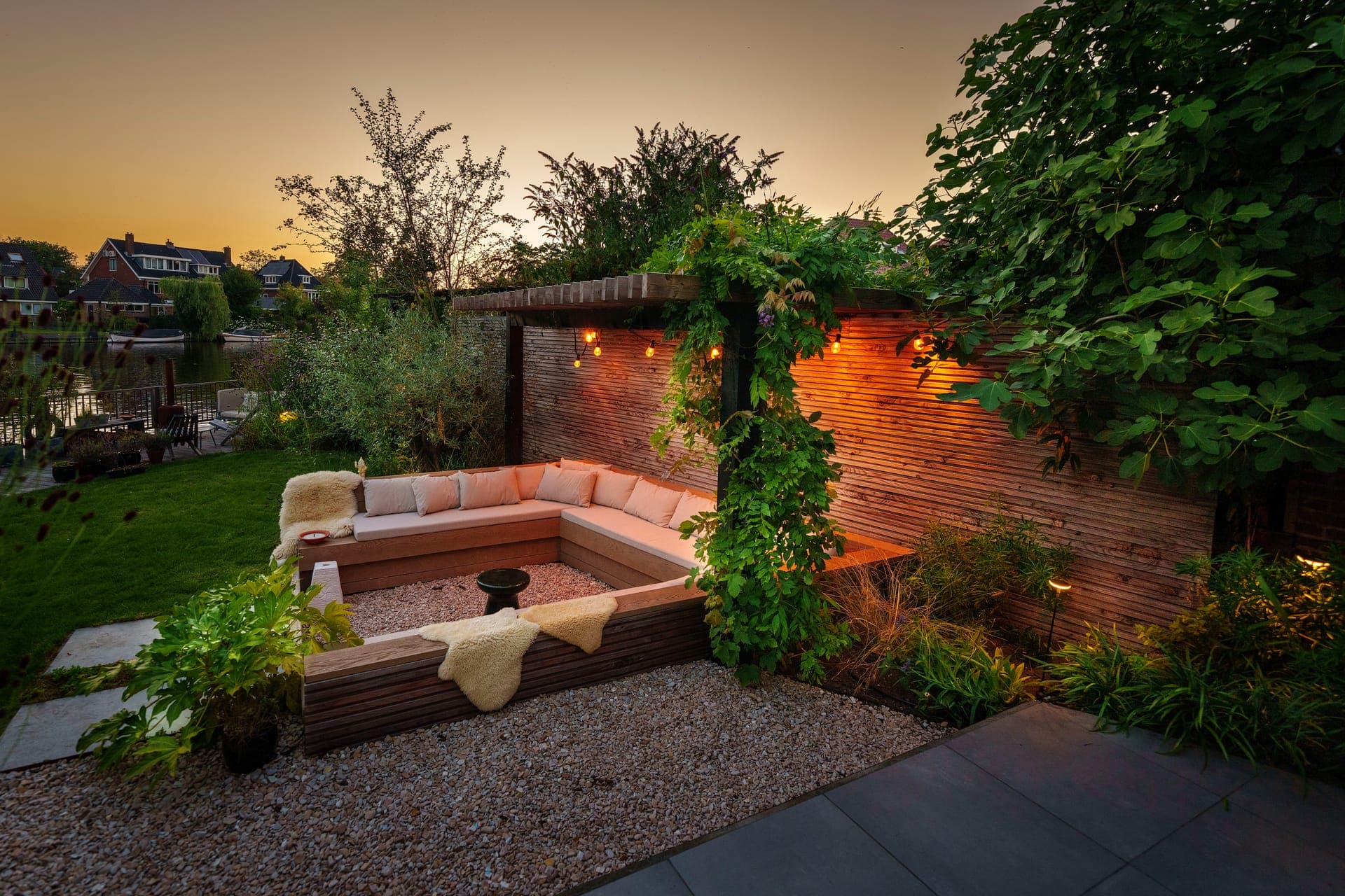 Pergola-lounge bij zonsondergang aan het water