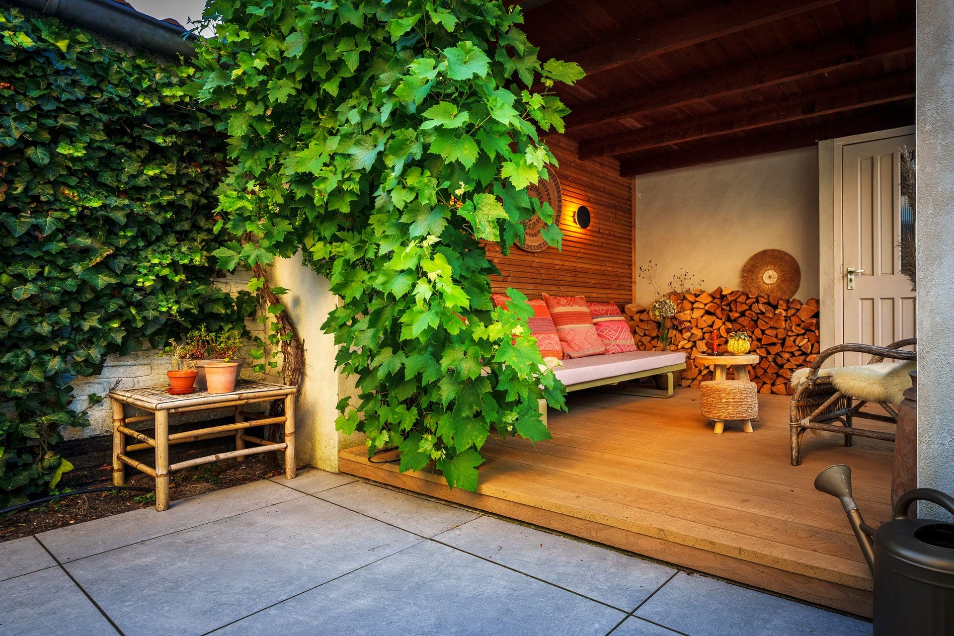 Overdekte houten veranda met daybed en haardhout