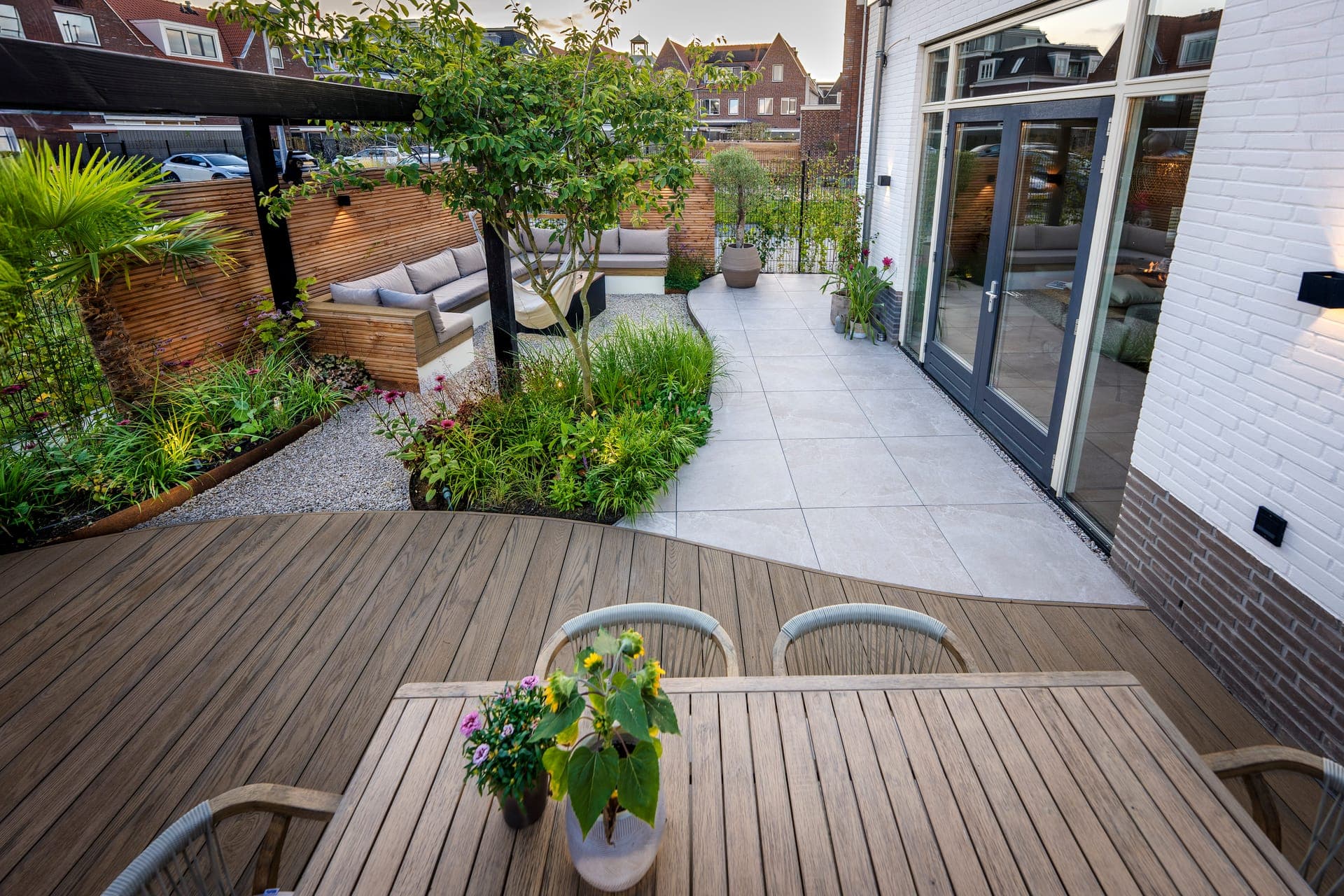 Overzicht vanaf eettafel richting pergola en achtergevel